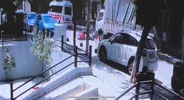 Elektrikli bisiklet sürücüsü kamyonun altında böyle kaldı