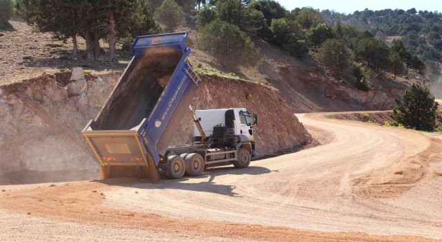Elmalı Yuva Mahallesi yayla yolunda yenileme çalışmaları tamamlanıyor