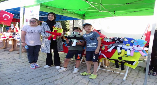 Emet Festivalinde işitme engellilerin ürettiği sürpriz battaniyeye yoğun ilgi