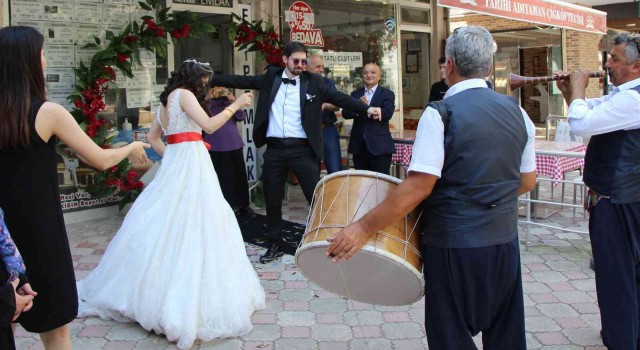 Emlakçıdan davullu-zurnalı gelin çıktı