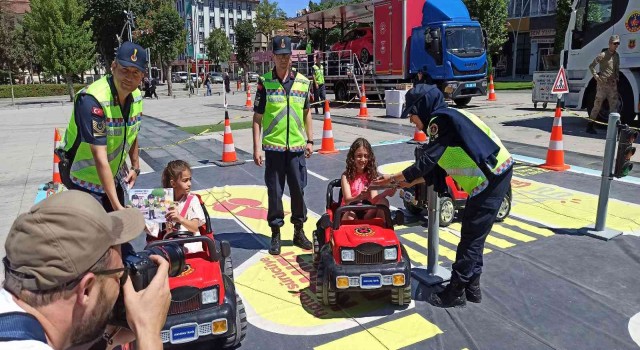 Emniyet kemerinin önemini tepe taklak olarak anladılar