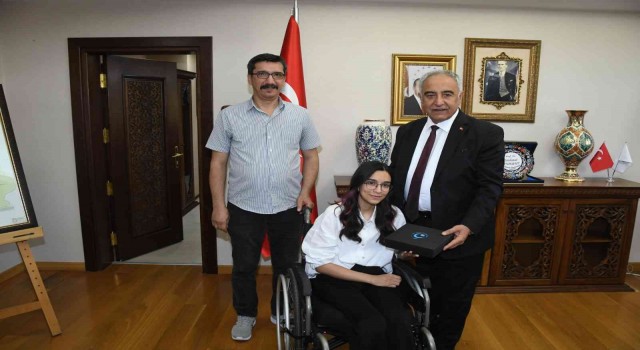 Engeline rağmen YKSde derece yapan öğrenciye plaket