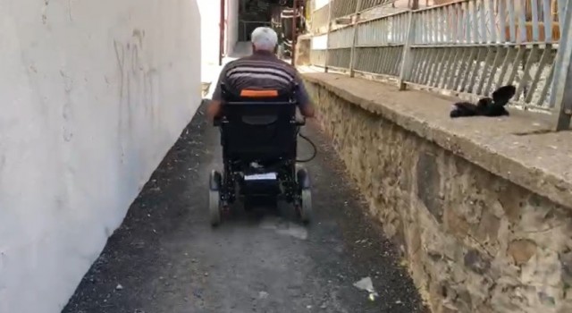 Engelli yaşlı adama akülü sandalye hediye edildi