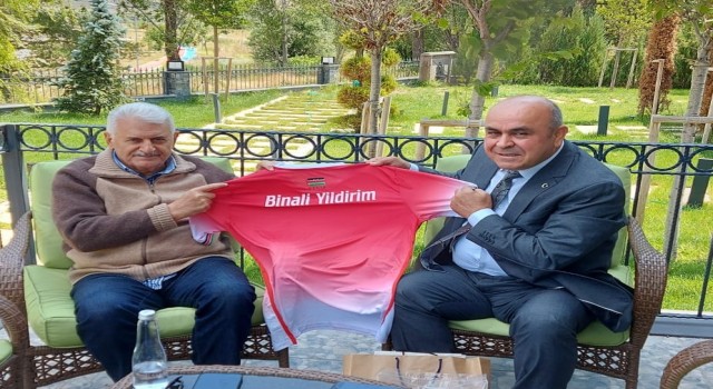 Engin Fırattan Binali Yıldırıma forma hediyesi