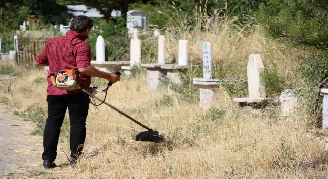 Ercişteki mezarlıklarda bayram temizliği