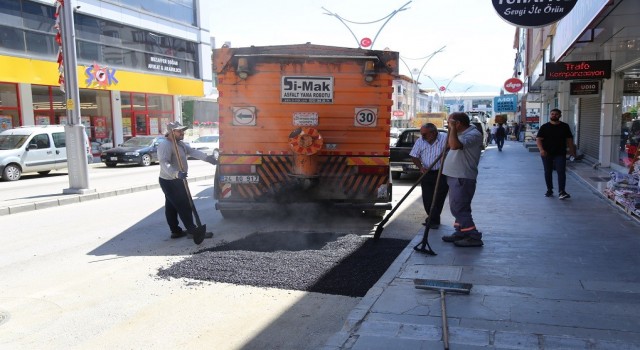 Erzincanda asfalt onarım, bakım ve yama çalışmaları sürüyor