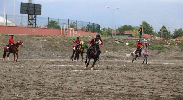 Erzincanda ata sporu cirit yaşatılıyor