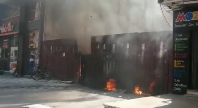 Erzincanda işlek caddede çıkan yangın korkuttu