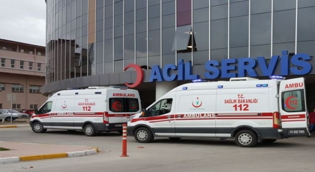 Erzincanda kavgaya müdahale eden polis bacağından bıçaklandı