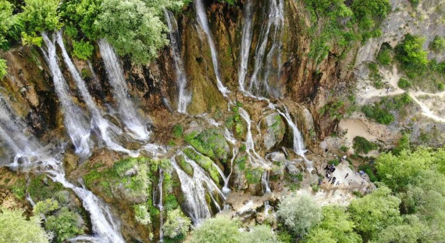 Erzincanda tatilciler serinlemek için şelalelere akın ediyor