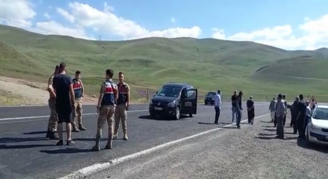 Erzurumda kaza sonrası köylüler yolu trafiğe kapattı