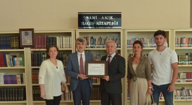 Esat Anıktan DPÜye 685 kitap bağışı