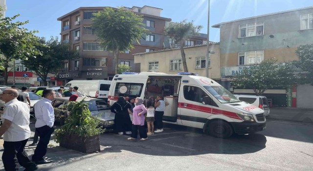 Esenlerde otomobil önce merdivenlere sonra park halindeki araca çarptı