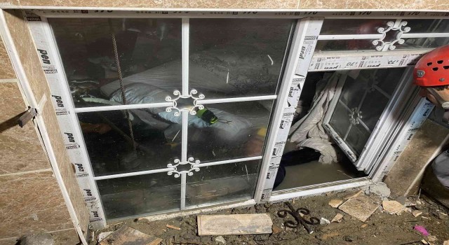 Esenyurtta bodrumda mahsur kalanlar yabancı uyruklu 2 kişiyi vatandaşlar kurtardı