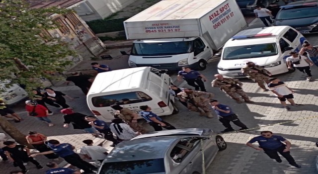 Esenyurtta kız alıp verme nedeniyle iki aile arasında silahlı kavga: 1i ağır 2 yaralı