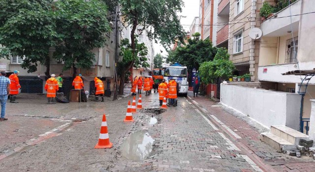 Esenyurtta selin bastığı yerlerde tahliye ve temizlik çalışmaları sürüyor