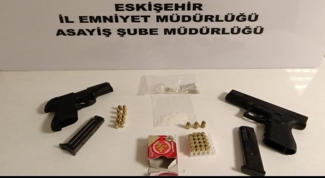 Eskişehirde çok sayıda tabanca ve uyuşturucu madde ele geçirildi