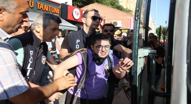 Eskişehirde izinsiz LGBT yürüyüşüne polis müdahalesi: 10 gözaltı
