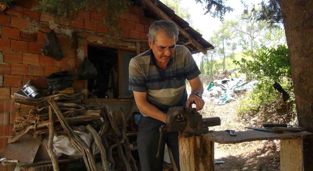 Evinin bahçesinde ahşap kulübede elleriyle yapıyor, siparişlere yetişemiyor