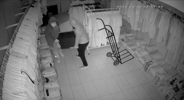 Fatihte 562 bin dolar ile 100 bin euro bulunan kasayı çalan zanlılar yakalandı