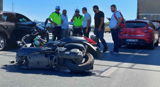 Fatihte park halinde otomobile çarpan motosikletli yaralandı
