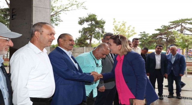Fatma Kaplan Hürriyet, pazarcı esnafı ile bayramlaştı