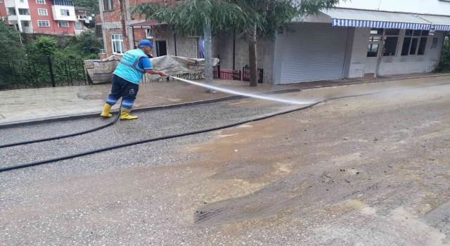 Fatsada selin getirdiği hafriyat birikintileri temizleniyor