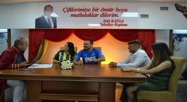 Fenerbahçeliler Gününde Fenerbahçe formasıyla nikah masasına oturdular