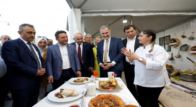 Festival çadırında el emeği ürünler sergilendi