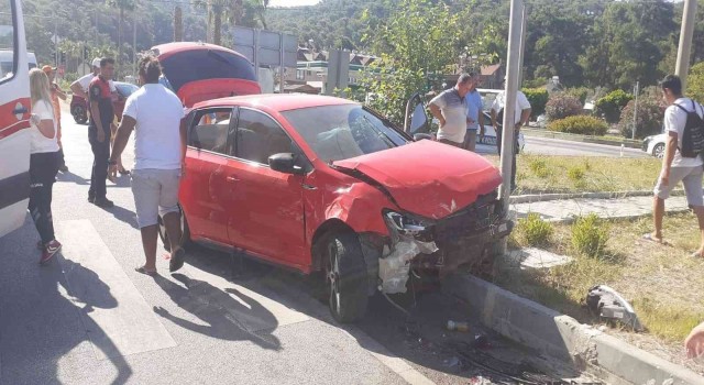 Fethiyede iki otomobil çarpıştı: 4 yaralı