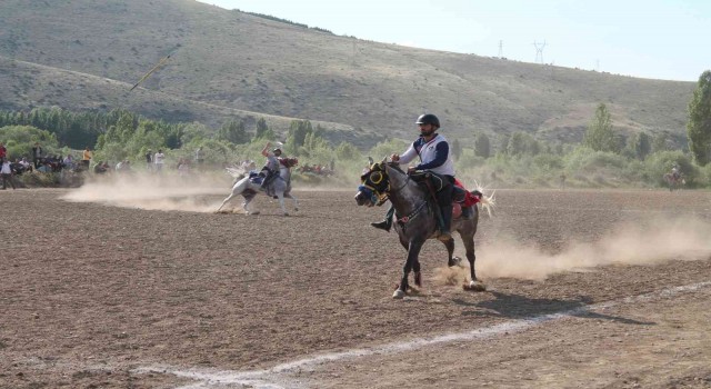 Final maçında atı şahlanan sporcu attan düştü yürekler ağıza geldi