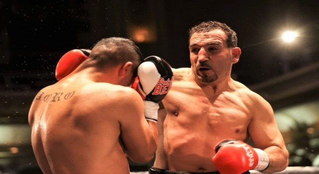 Fırat Arslanın rakibi havlu attı