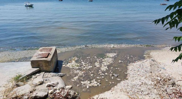 Florya Sahilinde kanalizasyon suyu denize karıştı