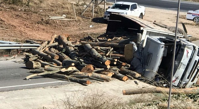 Freni boşalan tomruk yüklü kamyon devrildi: 1 yaralı