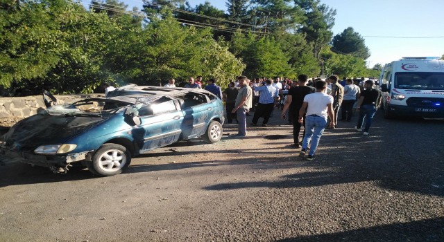 Gaziantepte ağaca çarpan otomobil takla attı: 1i çocuk 3 yaralı