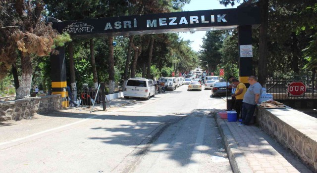 Gaziantepteki mezarlıklarda arefe günü yoğunluğu