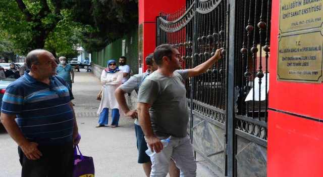 Geç kaldığı KPSSye giremedi, elindeki kağıdı gösterip Burada öyle bir şey yazmıyor dedi