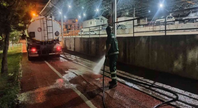Gece Temizlik Timi, sokakları pırıl pırıl temizliyor