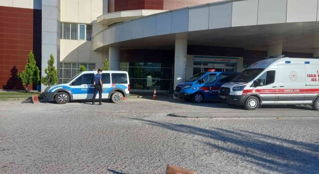 Gedizde uyuşturucu kullanan genç anne babası ile eşini bıçakladı