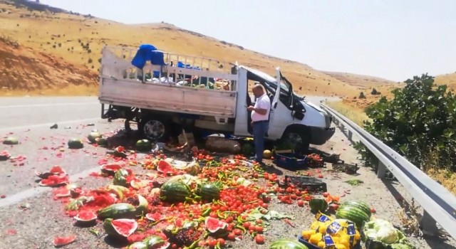Gercüşte meyve sebze yüklü kamyonet devrildi: 3 yaralı