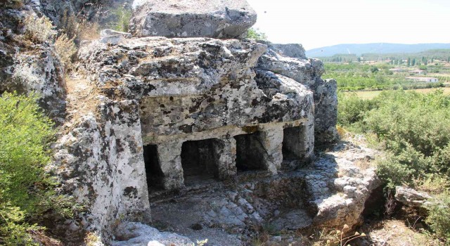 Gizemli kent Therada tiyatro gün yüzüne çıktı