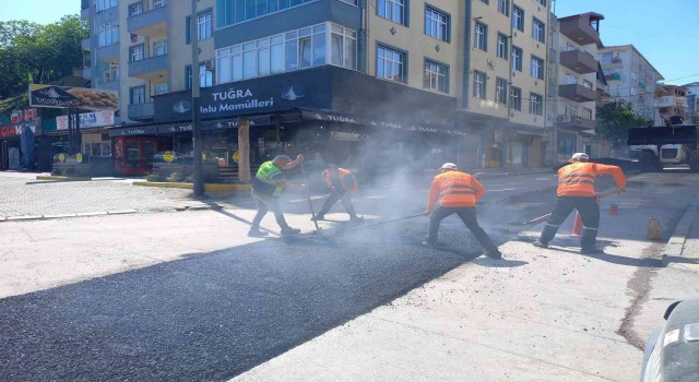 Gölcükte asfalt seferberliği sürüyor