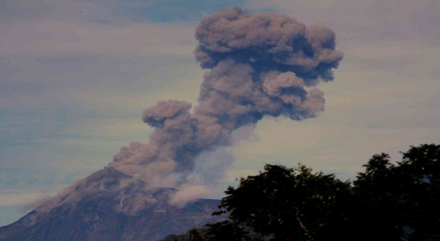 Guatemaladaki Fuego Yanardağı kül ve duman püskürttü