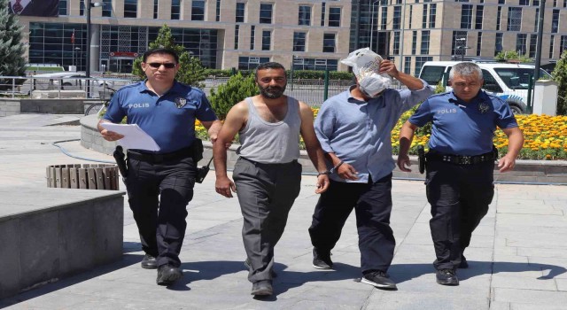Gündüz vakti kablo çalan hırsızlar suçüstü yakalandı