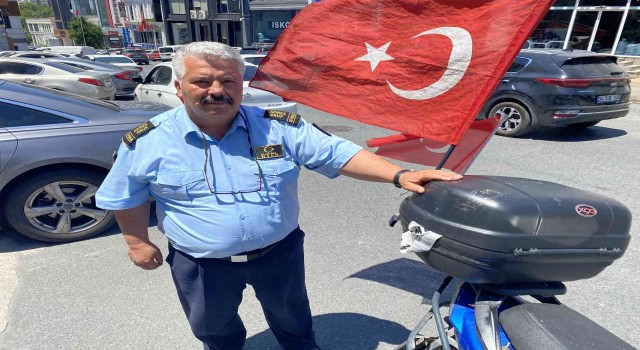 Güngörende Türk bayrağını motosikletin üstünden alan kişiyi sopayla kovaladı