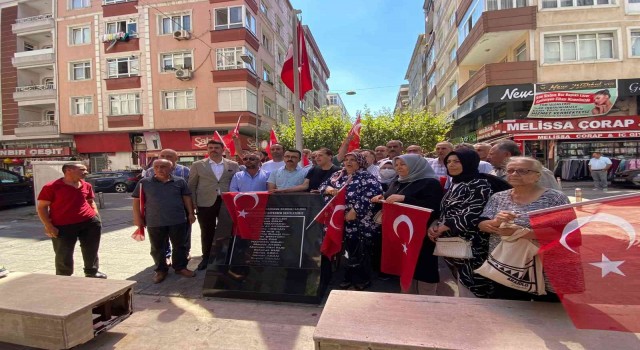 Güngörendeki patlamanın zanlısı etkisiz hale getirilince, mağdur yakınları bayraklarla olay yerinde toplandı