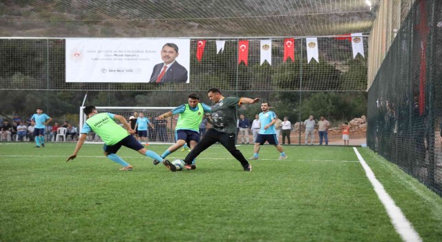 Güzelbağ Spor Alanı dostluk maçıyla açıldı
