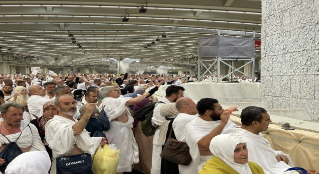 Hacılar Minada şeytan taşladı
