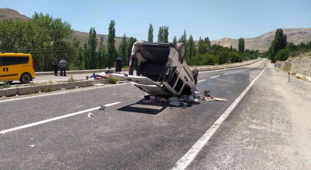Hafif ticari araç takla attı: 2si ağır 5 kişi yaralandı