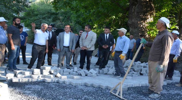 Hakkaride bir semt toprak yoldan kurtarıldı